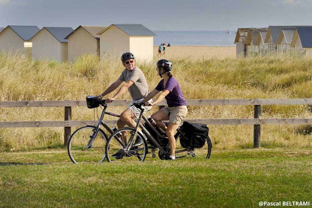 Fahrrad in der Nähe des Strandes von Ouistreham  